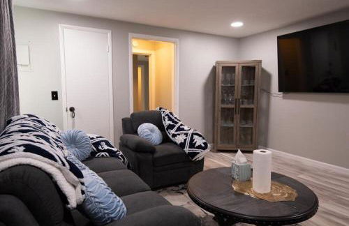 Cozy Roomy family sized apartment on major bus route close to all - Foto 53