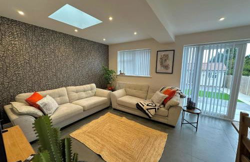 Brain Properties Limited - Contractor and Leisure Stay 4 Bedroom all ensuite house with Parking - Photo 3