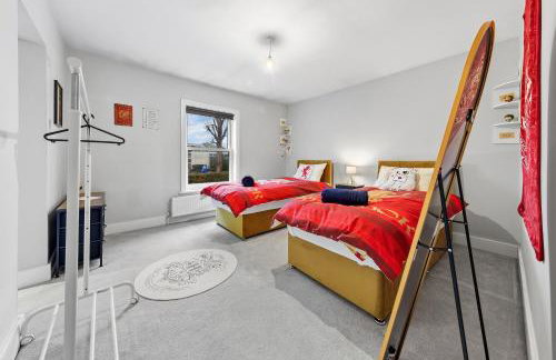 The Lumos House - 4 Bed Home w Parking near Harry Potter Studios - Foto 30