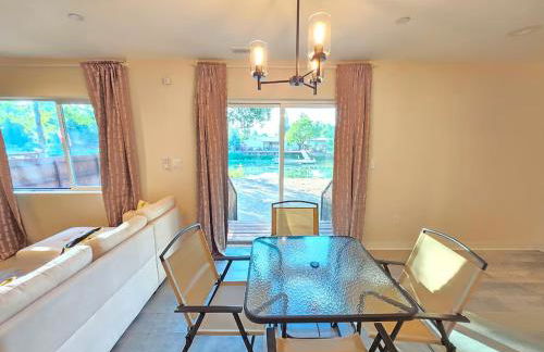 Lakefront Retreat • Private Yard + Fireplace - Foto 15