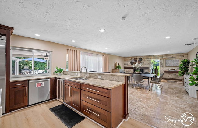 8BR Villa with Heated Pool Near Beach - Foto 36