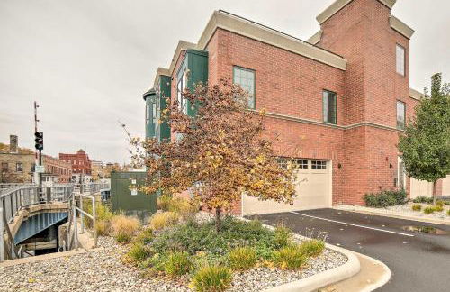 Luxe Manistee Condo with Balcony and River Views! - Foto 26