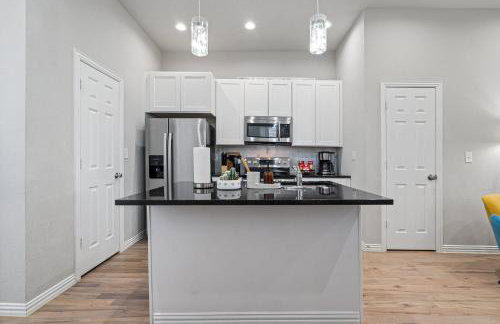 3BR Duplex - Walk to Bishop Arts - Fenced Yard - Foto 15