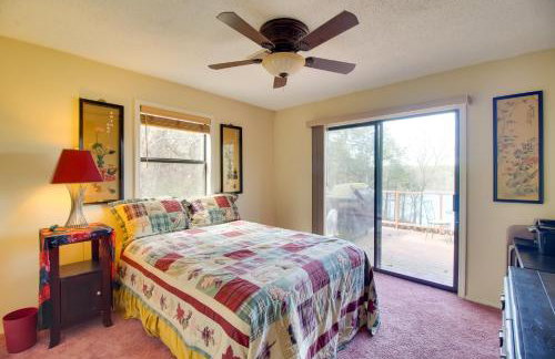 Dock and Water-View Deck Home on Lake Dardanelle - Foto 11