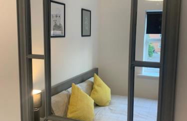 Spacious and central 4-bedroom house with parking - Foto 13