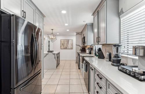 Miami Oasis, Spacious 4-Bedroom Home with Pool - Photo 18