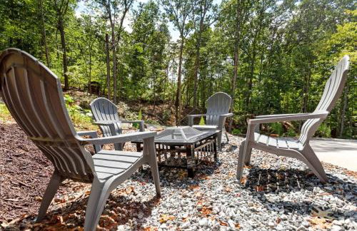 Stylish Lakehouse with Black-and-White Modern Design near Lake Hartwell, Clemson SC - Foto 9
