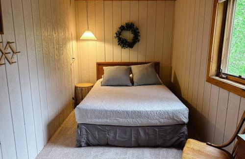 Cozy Cabin on Wooded Property - Foto 23