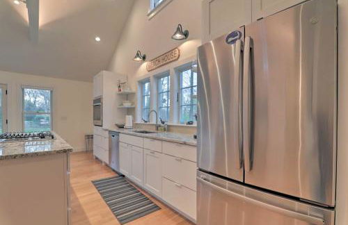 Walk to Beach! Cape Cod Cottage with Fire Pit - Photo 9