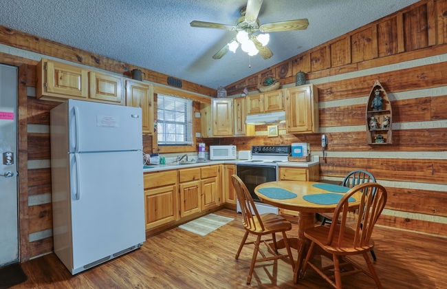 Creekside Memories - 2 Bedrooms, 2 Baths, Sleeps 6 Cabin by RedAwning - Foto 6