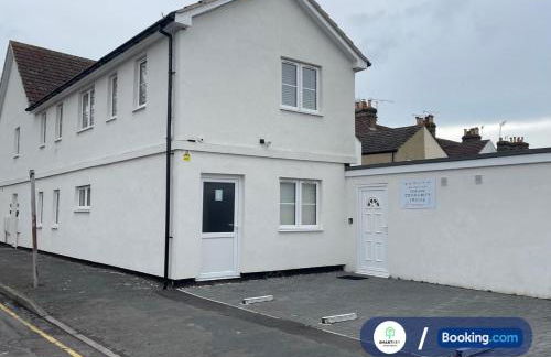 Modern 1 bedroom flat with free parking - Photo 15