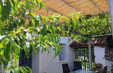 Thalia's Cottage - Cozy, Romantic Retreat with Sea & Mountain views - Photo 4