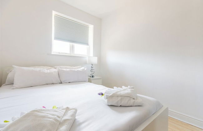 Skyline Haven Modern 2BR w/ Free Parking & 4kTV - Photo 11