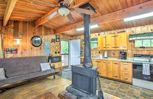 Remote Escape Serene Lakeside Cabin with Beach - Foto 5