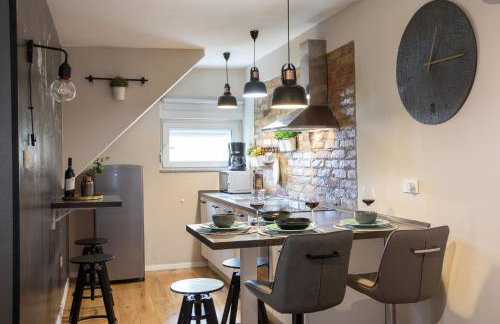 Stylish Urban Oasis - Design 2BR Apartment with Parking - Photo 4