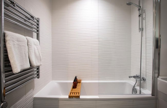 Cozy Luxury City Apartment in Central Bracknell - Photo 14