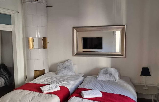 Apartment Sleeps 4 Near Shopping Street - Photo 3