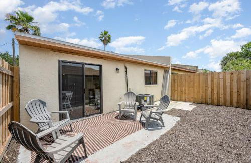 Beachside Bungalow- 2 minutes from the beach! - Foto 15