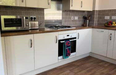 Uxbridge-Modern 2 bed Apt with Lift & Parking - Photo 39