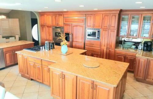 Stunning Panoramic Waterfront Pool Home Escape - Foto 58