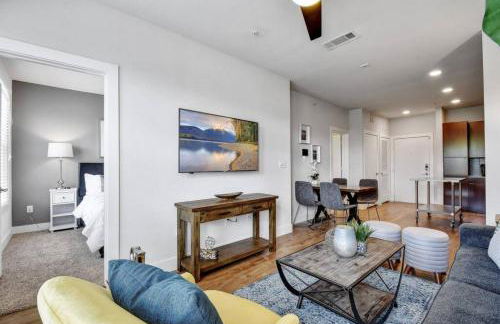 Charming Apartment in Southtown Wifi Pool Gym - Photo 9