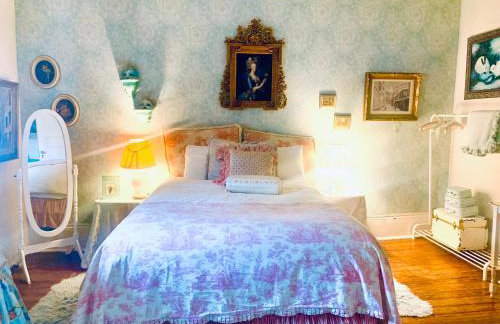 4BR 3 BA HUGE, Balcony, Cemetery, Streetcar sleeps 8! - Photo 55