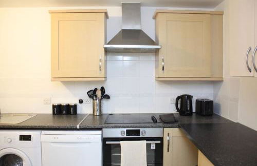 Spacious 2 Bed 2 Bath Apartment & Free Parking - LGW 10min drive - Foto 4