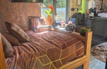 Brewers Bolt Cozy Unique Shepherds Hut - Hot Tub! - Photo 5