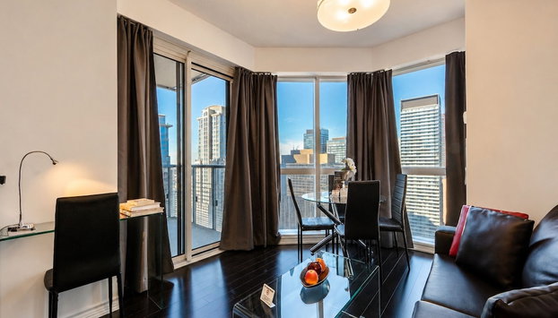 Downtown Toronto 2 Bedroom Suite Near Business District, U of T, UHN Hospitals - Foto 4, Sala de estar