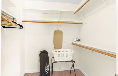 Remodeled 3B2B Bright House with a King Suite - Foto 22