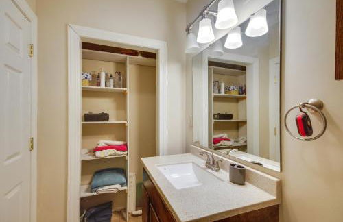 Homey Greenwood Getaway with Patio and Backyard - Foto 17