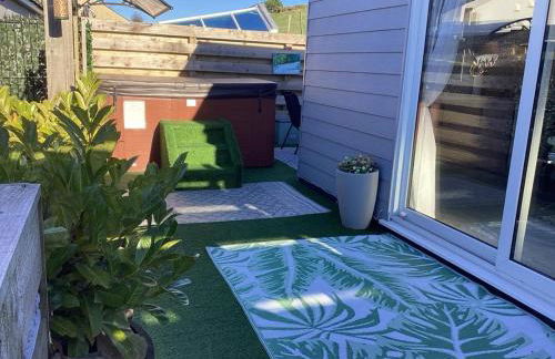 Adorable private couples retreat with hot tub - Photo 23