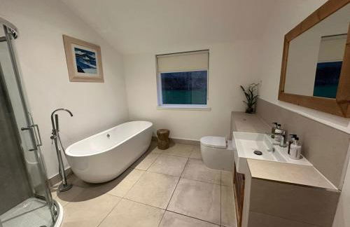 Ardeonaig Lodge with Hot Tub & Water Fronted Games room - Foto 23