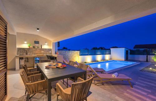 Apartment Zala with private pool - Photo 1