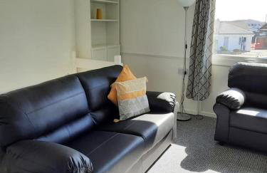 2 Storey 3 Bedroom Chalet -Outdoor Swimming Pool - sleeps up to 6 - 5 min walk to the Beach, near Broads and Great Yarmouth - Foto 1