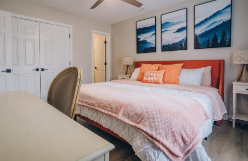 City Retreat - 4 Bedroom Oasis with King & Private Yard near Downtown - Foto 17
