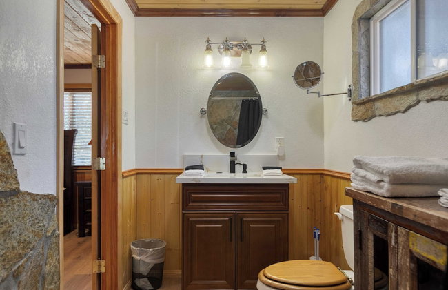 Pinetree Place by Avantstay Group Cabin w/ Hot Tub Minutes to the Lake - Photo 43