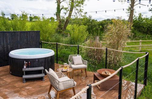 Rusty Boathouse - Photo 2