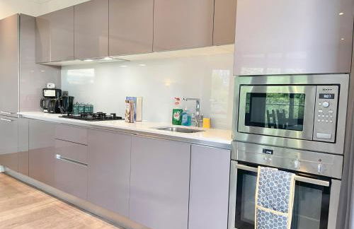 Sleek 3-bedroom flat with Balcony, Lift access, FREE WiFi in Southwark, Borough near The Shard by NourNest Apartments - Foto 20