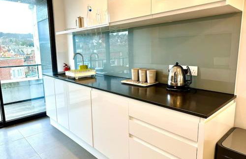 Sea View Ultra Modern 2 bedroom Apartment - 1 Min Walk to the Best Beach! - Great Location - FREE Parking - Fast WiFi - Smart TV - sleeps up to 4! Close to Purbeck, Corfe Castle, Sandbanks, Poole & Bournemouth - Foto 8