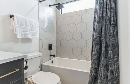 Chic Austin Getaway brand new with rooftop patio - Foto 60