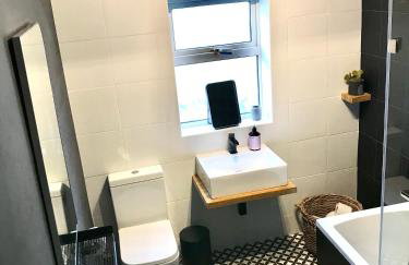 Stylish comfortable home with free parking - Foto 26