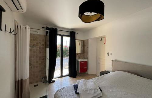 Villa Soleil Piscine Jacuzzi Pétanque Espace bbq billard et salons extérieurs - Foto 26