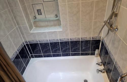 Entire 3 bedroom home with Parking in Welling, London, UK - Photo 14