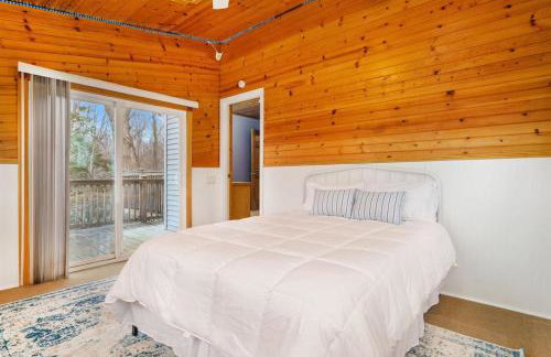 Peaceful Forested 5 Bdrm Near Lake sleeps up to 16 - Photo 5