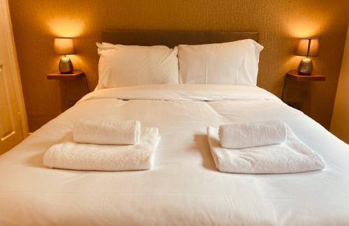 Comfy House with Parking for Multiple Vehicles - Foto 15