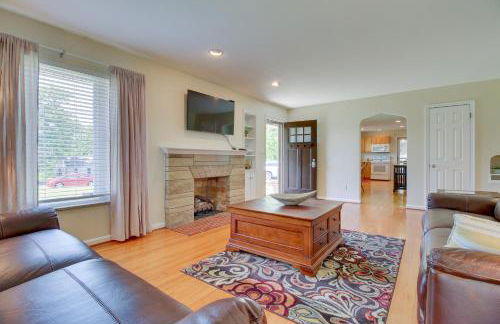 Home with Hot Tub and Deck about 3 Mi to Ark Encounter! - Foto 1