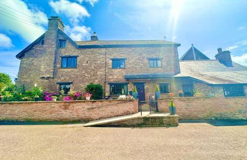 16th Century Farm House,6 Beds,5 BATHROOMS,SLEEPS 15,BBQ,HOT TUB,CINEMA ROOM WITH SURROUND SOUND,With Cymru Holidays - Foto 6