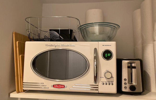 Gorgeous Studio in Beverly Boulevard! Sleeps 4! - Photo 10