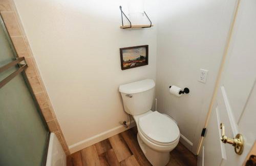 Riverfront Beauty with Pickle Ball Court - Foto 46